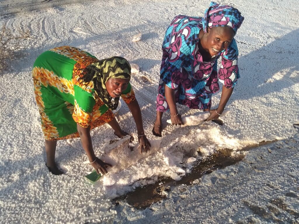 Mujeres trabajando en una explotación de sal en Senegal