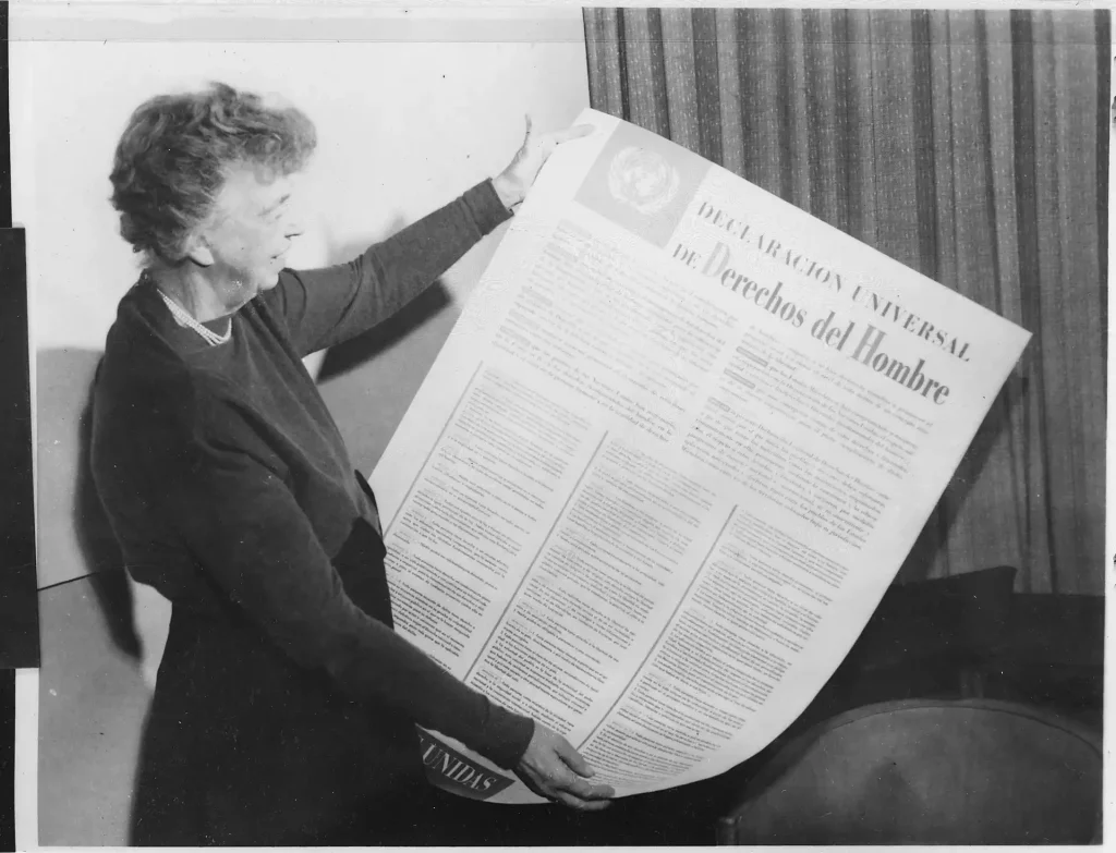 Eleanor Roosevelt sujetando la Declaracion Universal de los Derechos Humanos