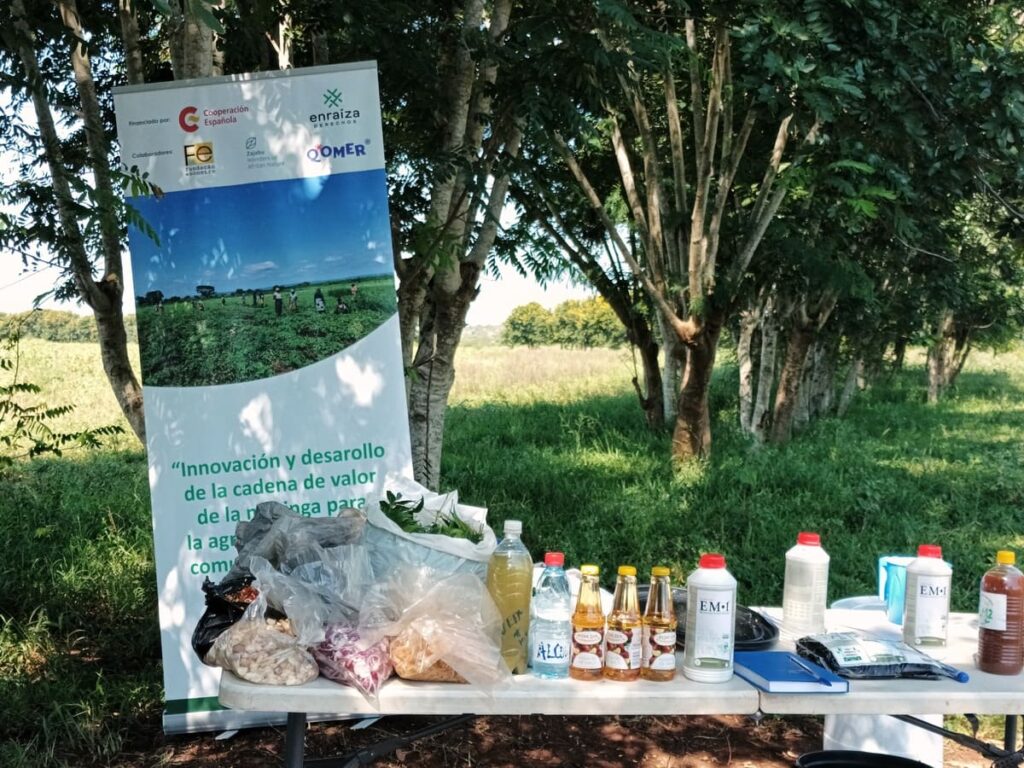 Mesa con insumos para la elaboración de compost y biofertilizantes en Mozambique.