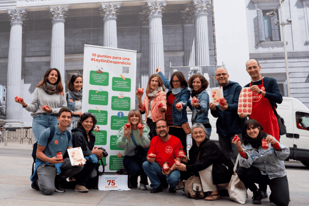Un grupo de personas posando frente al Congreso en una acción para conseguir una ley contra el desperdicio alimentario