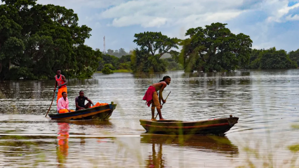 Dos barcas navegando por el agua después de las inundaciones de Mozambique